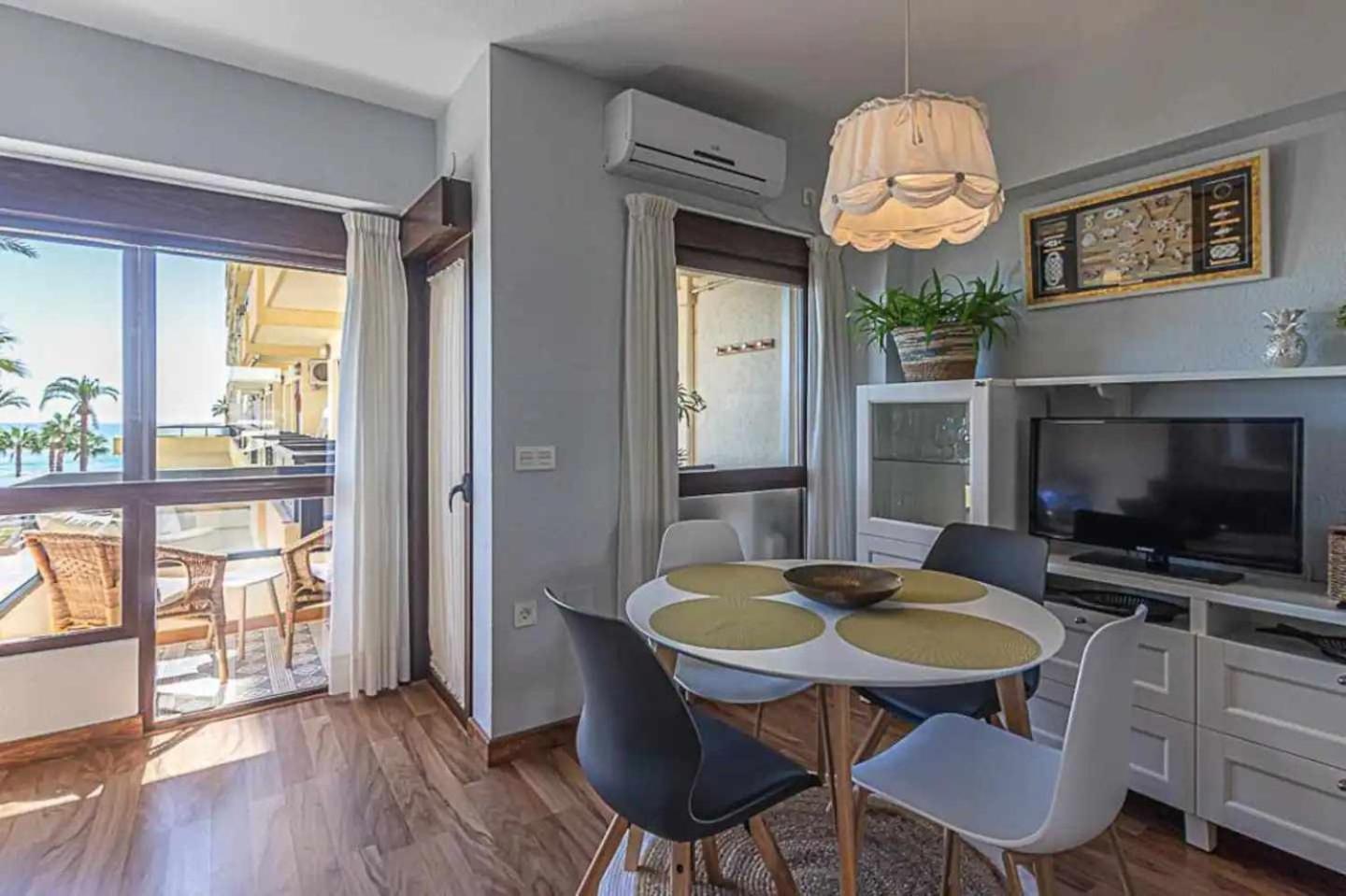 Encantador Apartamento En Primera Linea De Playa Benalmadena Luaran gambar