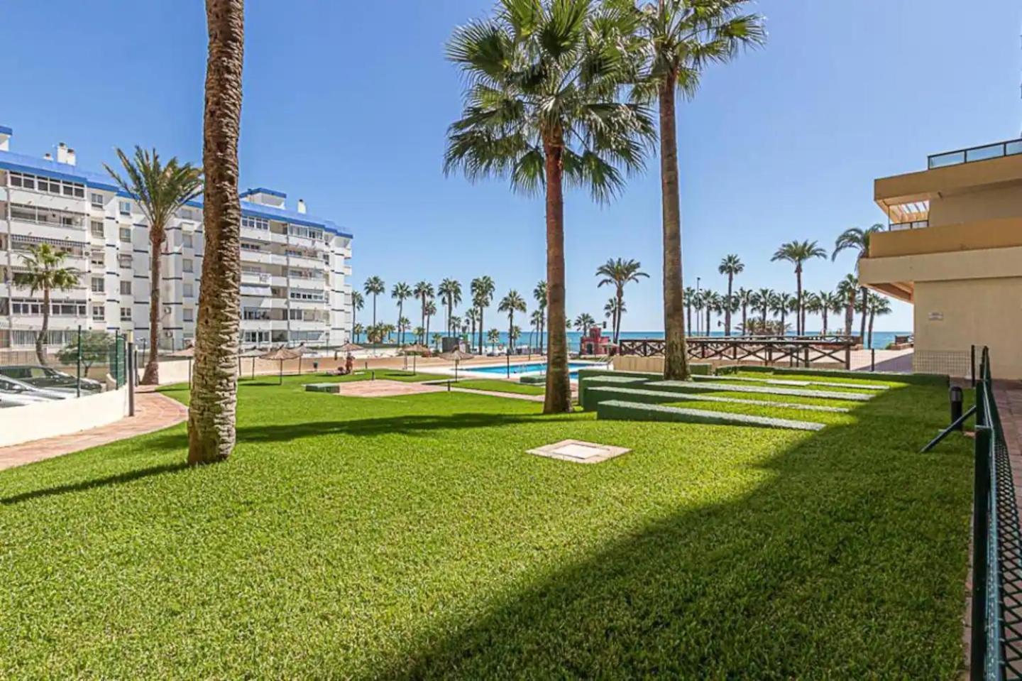 Encantador Apartamento En Primera Linea De Playa Benalmadena Luaran gambar
